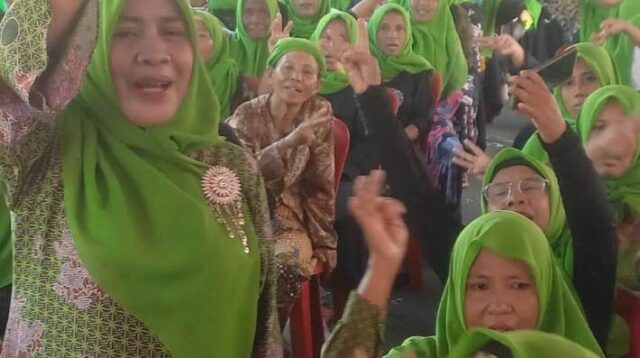 Prof Marwiyah berdiri acungkan tiga jari ditengah ribuan muslimat Pamekasan.