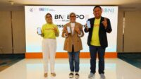 Direktur Retail Banking BNI Corina Leyla Karnalies (tengah), Consumer Segment Division Head Sri Indira (kiri), dan Ketua HUT ke-78 BNI Mesah Roni Ginting (kanan), memperlihatkan aplikasi wondr by BNI dalam Press Conference BNI EXPO 2024 di Grha BNI Jakarta, Selasa (30 Juli 2024).