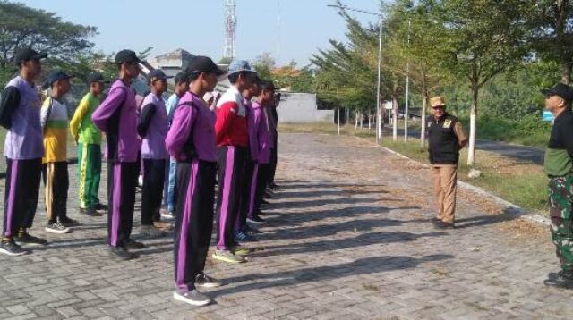 Camat Wungu Kab. Madiun, Eko Suwartono saat memberikan pengarahan kepada anggota Paskibraka Kecamatan Wungu Kabupaten Madiun Selasa (6/8/2024).