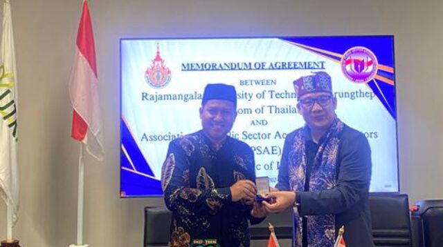 Sekretaris OPOP Jawa Timur, Mohammad Ghofirin (kiri) dan Direktur RMUTK-ISIC Thailand saling bertukar cinderamata. Foto : Dok. Sekretaris OPOP Jatim
