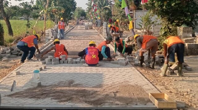 Perbaikan jalan Pilangkenceng Madiun