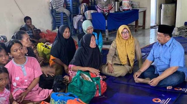 Bupati Jombang terpilih, H Warsubi, mengunjungi lokasi pengungsian korban banjir di Balai Desa Jombok, Kecamatan Kesamben, Kabupaten Jombang, Selasa (10/12/2024).