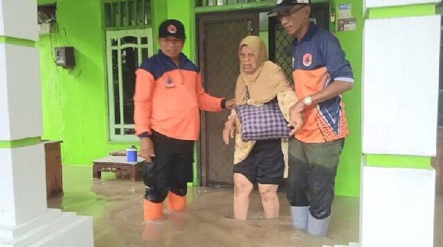 Tim BPBD Jatim saat melakukan evakuasi warga korban banjir di Gresik dan menyediakan makan buat pengungsi banjir. (Foto. Dok. BPBD Jatim)