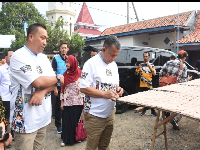 Wamen UMKM Helvi Y. Moraza didampingi Bupati Situbondo Mas Rio saat meninjau sentra produksi rengginang di UD. Diana Indah. (Istimewa)