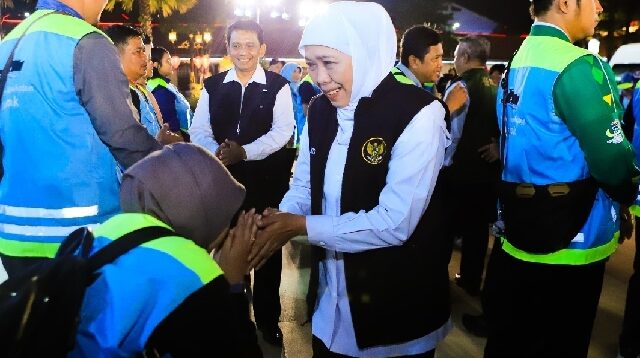 Gubernur Khofifah Indar Parawansa didampingi Kadinkes Jatim dr Erwin Astha Triyono SpPD menyalami satu persatu anggota Tim Yankes Bergerak yang diberangkatkan ke Pulau Sapudi dari Gedung Negara Grahadi Sabtu (5/7/2025) dini hari.